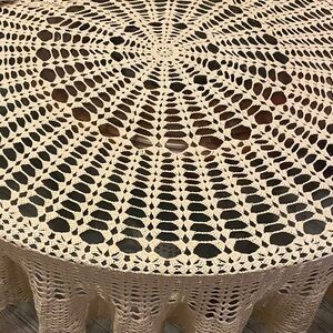 Elegant biege Crochet Tablecloth in great preowned condition